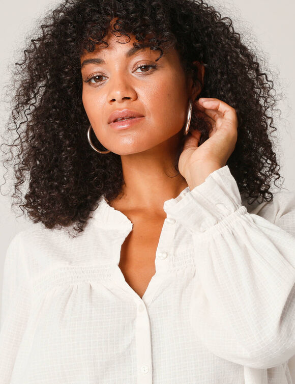 Chemisier smocké col volanté, coton tramé (écru) Chemisier smocké col volanté, coton tramé (écru)